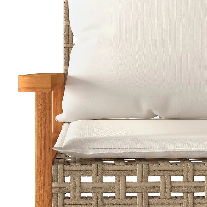 Furnicato Gartenbank PE-Rattan - B x T x H: 119 x 61 x 79 cm, Mischung aus Beige - Nahaufnahme eines Gartenstuhls mit Holzarmlehne, beigem Geflecht und cremefarbenen Kissen.