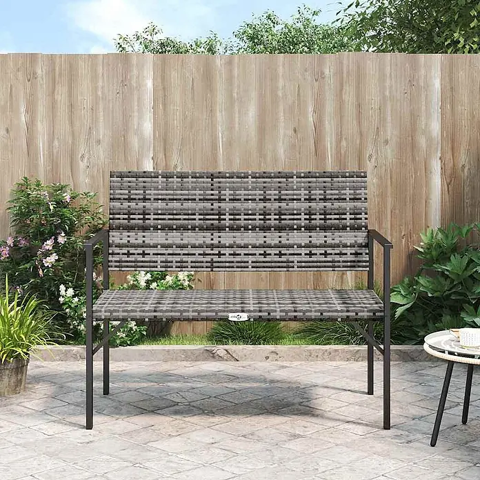 Furnicato Gartenbank PE-Rattan - B x T x H: 109 x 62 x 88 cm, Grau - Graue Gartenbank aus Polyrattan mit dunklem Metallrahmen auf einer Terrasse.