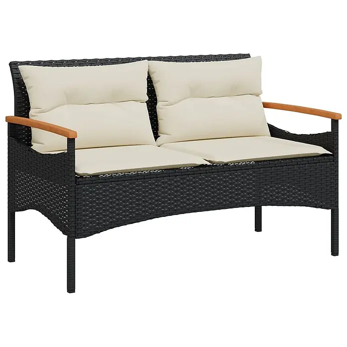 Furnicato Gartenbank PE-Rattan - B x T x H: 116 x 62,5 x 74 cm, Schwarz - Schwarzes Polyrattan-Sofa für draußen mit cremefarbenen Kissen und Holzarmlehnen.
