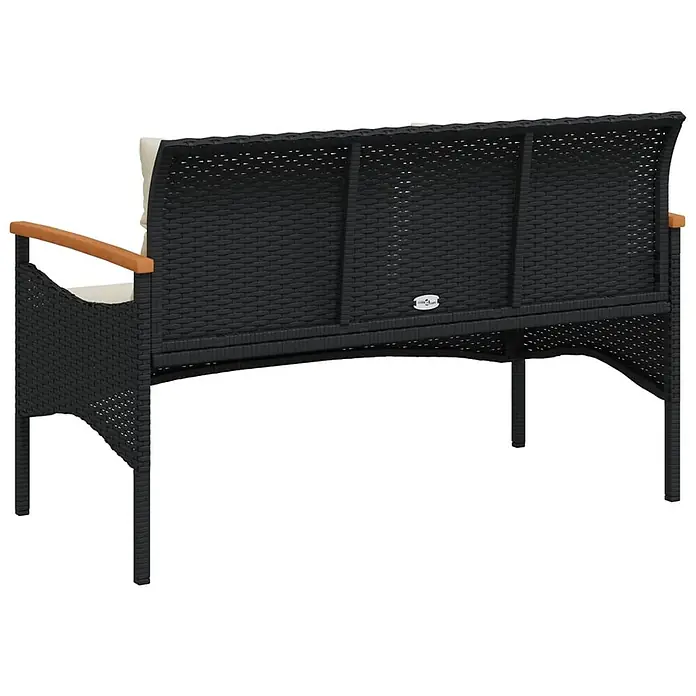 Furnicato Gartenbank PE-Rattan - B x T x H: 116 x 62,5 x 74 cm, Schwarz - Schwarze Rattan-Gartenbank mit hellen Kissen und Holzarmlehnen, von hinten gesehen.