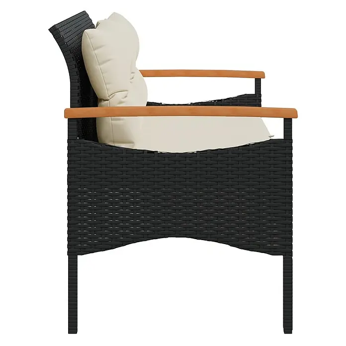 Furnicato Gartenbank PE-Rattan - B x T x H: 116 x 62,5 x 74 cm, Schwarz - Seitenansicht eines schwarzen Korbsessels mit cremefarbenen Kissen und Holzarmlehnen.