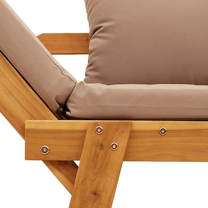Furnicato Gartenbank Akazien-Massivholz Taupe - B x T x H: 205 x 74 x 66 cm, Taupe - Nahaufnahme eines hölzernen Outdoor-Liegestuhls mit beigen Kissen, die die robuste Konstruktion und weiche Polsterung zeigt.