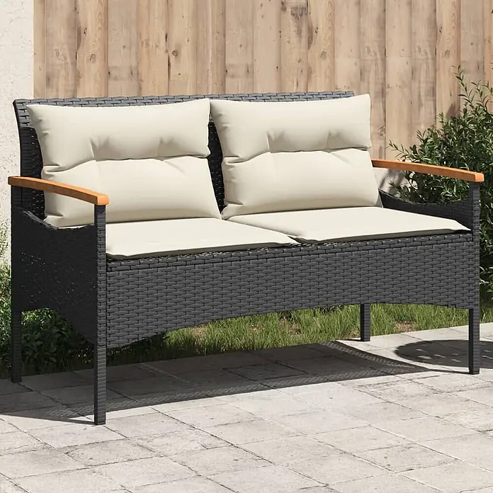 Furnicato Gartenbank PE-Rattan - B x T x H: 116 x 62,5 x 74 cm, Schwarz - Schwarzes Rattan-Outdoor-Sofa für 2 Personen mit cremefarbenen Kissen und Holzarmlehnen auf einer Terrasse.