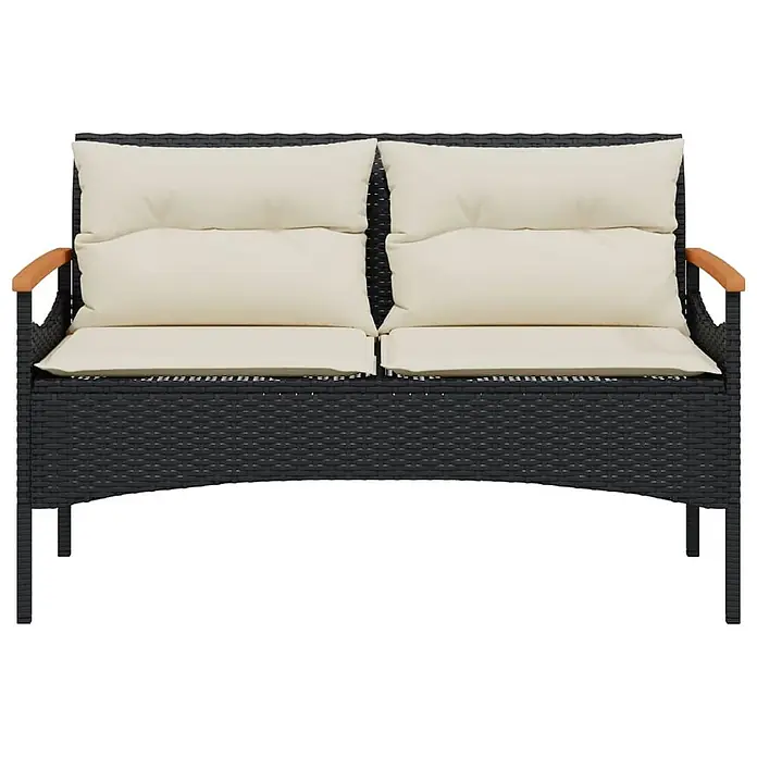 Furnicato Gartenbank PE-Rattan - B x T x H: 116 x 62,5 x 74 cm, Schwarz - Schwarzes geflochtenes Zweiersofa mit cremefarbenen Kissen und Holzarmlehnen.