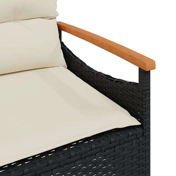 Furnicato Gartenbank PE-Rattan - B x T x H: 116 x 62,5 x 74 cm, Schwarz - Schwarzes Polyrattan-Gartensofa mit cremefarbenen Kissen und Holzarmlehne.