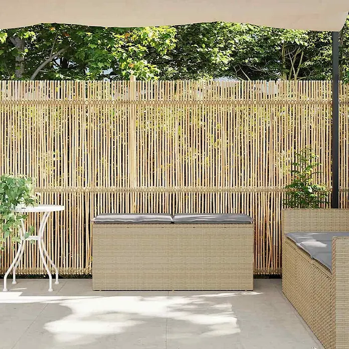 Furnicato Gartenbank - B x T x H: 110 x 40 x 44 cm, Beige und Grau - Natürlicher Bambuszaun als Sichtschutz auf einer Terrasse, mit vertikalen Lamellen in heller Holzfarbe.