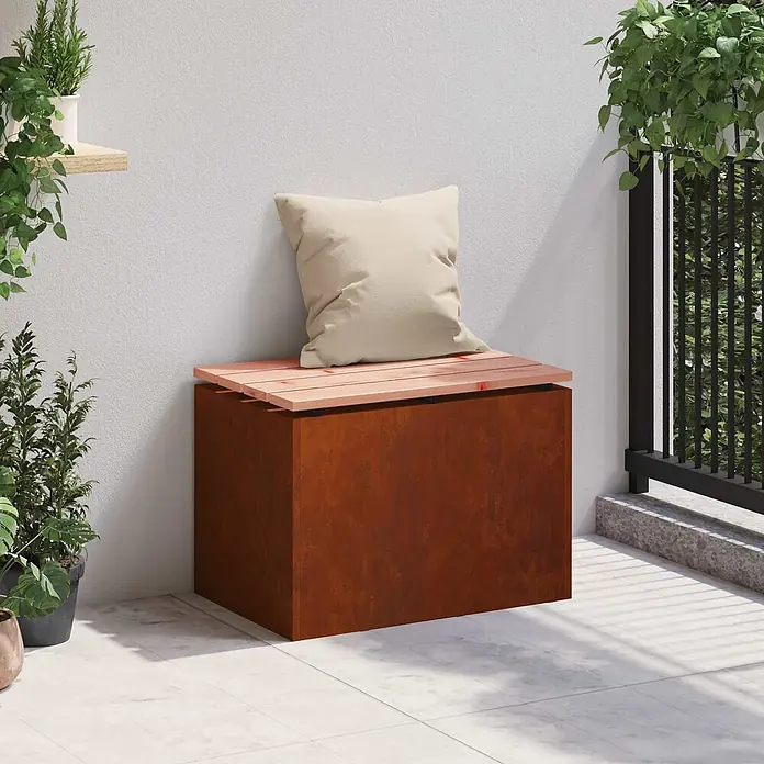 Furnicato Gartenbank Douglasienholz lackiert - B x T x H: 40 x 60 x 43 cm, Wetterfeststahl - Rostfarbene Aufbewahrungsbox mit Holzdeckel und beigem Kissen, als Sitzbank auf einem sonnigen Balkon.