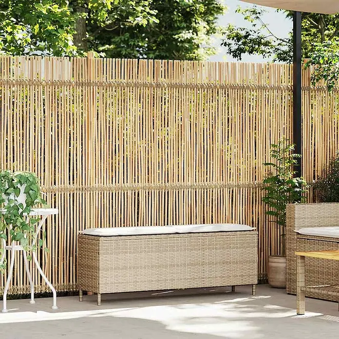 Furnicato Gartenbank - B x T x H: 110 x 30 x 40,5 cm, Beige und Cremeweiß - Natürlicher Bambus-Sichtschutz für den Garten, aus vertikalen Bambusstangen gefertigt, auf einer Terrasse installiert.