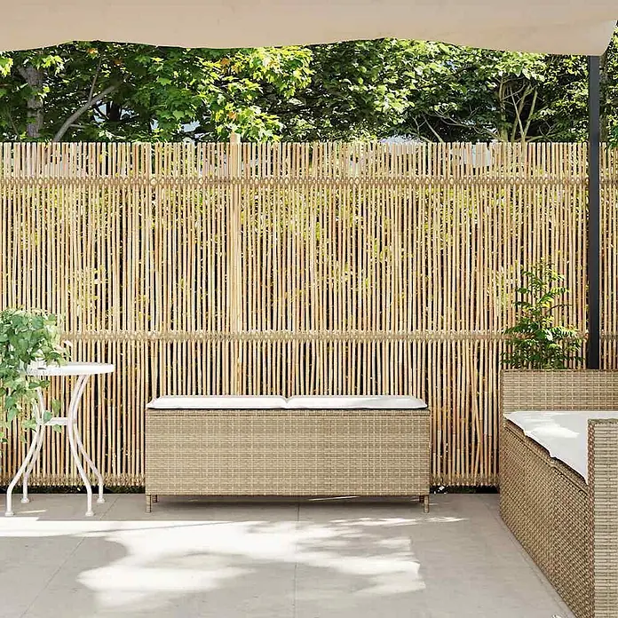 Furnicato Gartenbank - B x T x H: 110 x 30 x 40,5 cm, Beige und Cremeweiß - Natürlicher Bambus-Sichtschutzzaun auf einer Terrasse, als Abtrennung hinter Gartenmöbeln.