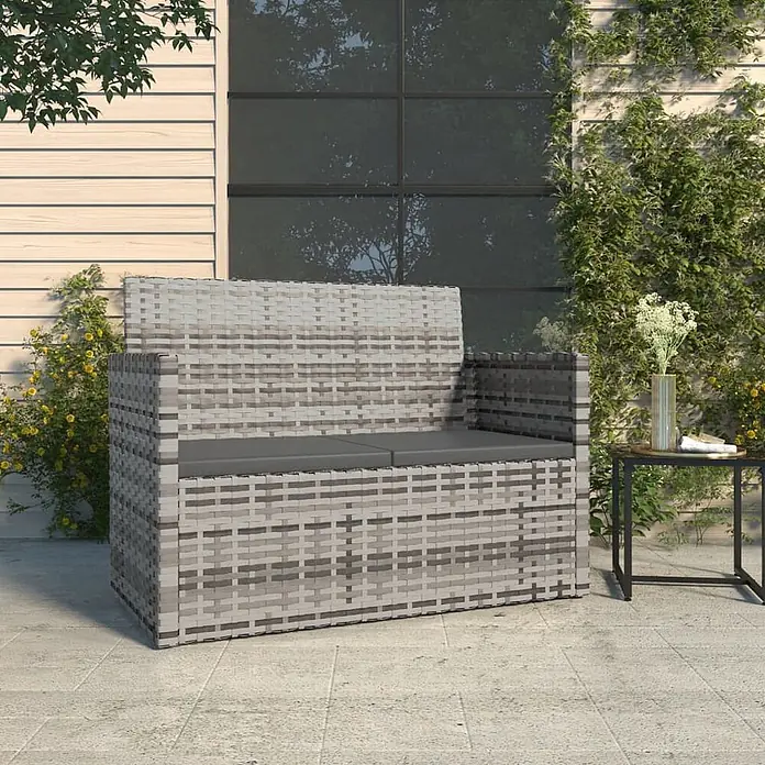 Furnicato Gartenbank - B x T x H: 56 x 105 x 75 cm, Grau - Graues Rattan-Gartensofa mit dunkelgrauen Kissen auf einer Terrasse.