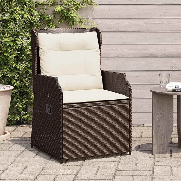 Furnicato Gartenbank Poly-Rattan - B x T x H: 55 x 55 x 95 cm, Braun und Cremeweiß - Brauner Rattan-Gartensessel mit cremefarbenen Kissen auf einer Terrasse, neben einem Beistelltisch.