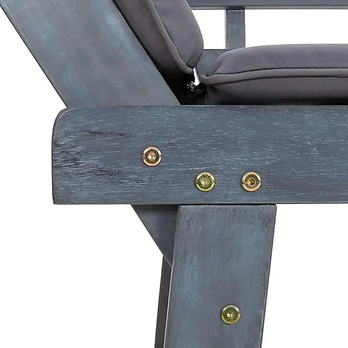 Furnicato Gartenbank Akazien-Massivholz - B x T x H: 190 x 66 x 75 cm, Grau - Graue verwitterte Holzarmlehne eines Stuhls mit goldenen Schrauben und weichem grauem Kissen.