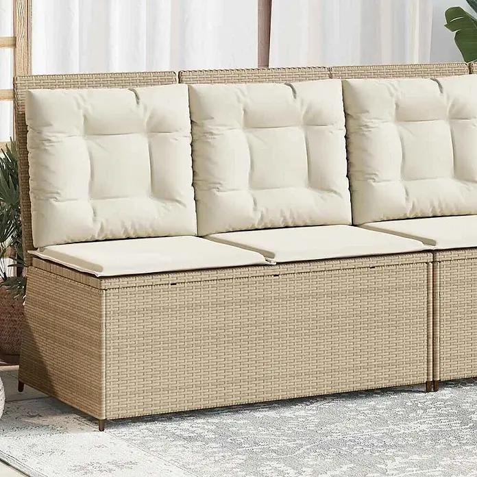 Furnicato Gartenbank - B x T x H: 95 x 108 x 95 cm, Beige und Creme - Helles beiges Rattan-Gartensofa mit Stauraum und cremefarbenen Sitz- und Rückenkissen.