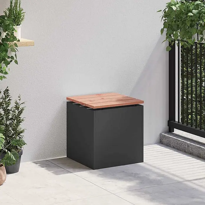Furnicato Gartenbank Douglasienholz lackiert - B x T x H: 40 x 40 x 43 cm, Schwarz - Dunkelgraue Outdoor-Aufbewahrungsbox mit einer Lattenrost-Holzplatte auf einer Terrasse.