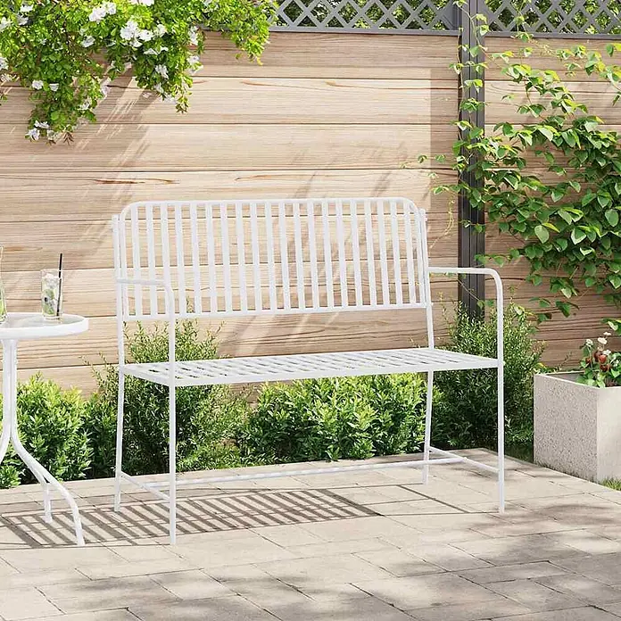 Furnicato Gartenbank - B x T x H: 51,5 x 103,5 x 90 cm, Weiß - Weiße Latten-Gartenbank aus Metall mit Armlehnen, auf einer Terrasse mit Grünpflanzen und Beistelltisch.