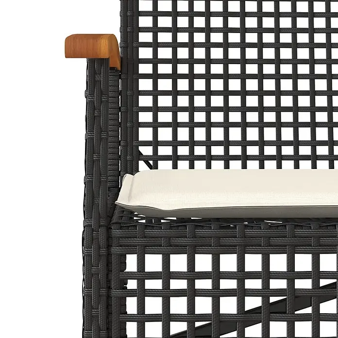 Furnicato Gartenbank PE-Rattan - B x T x H: 108 x 57 x 85 cm, Schwarz - Nahaufnahme eines schwarzen geflochtenen Stuhls mit cremfarbenem Kissen und Holzarmlehne.