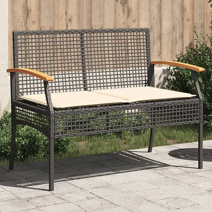 Furnicato Gartenbank PE-Rattan - B x T x H: 108 x 57 x 85 cm, Schwarz - Graue Rattan-Gartenbank mit Holzarmlehnen und beigen Kissen auf einer gepflasterten Terrasse.