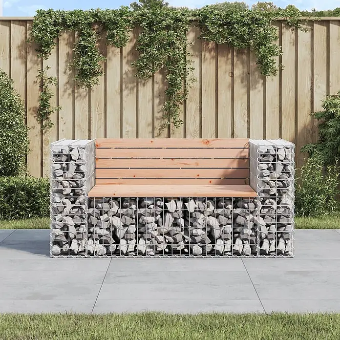 Furnicato Gartenbank - Natürliches Douglasie - Gabionen-Gartenbank mit steingefüllten Metallkäfigen und heller Holz-Sitz/Rückenlehne, im Garten.