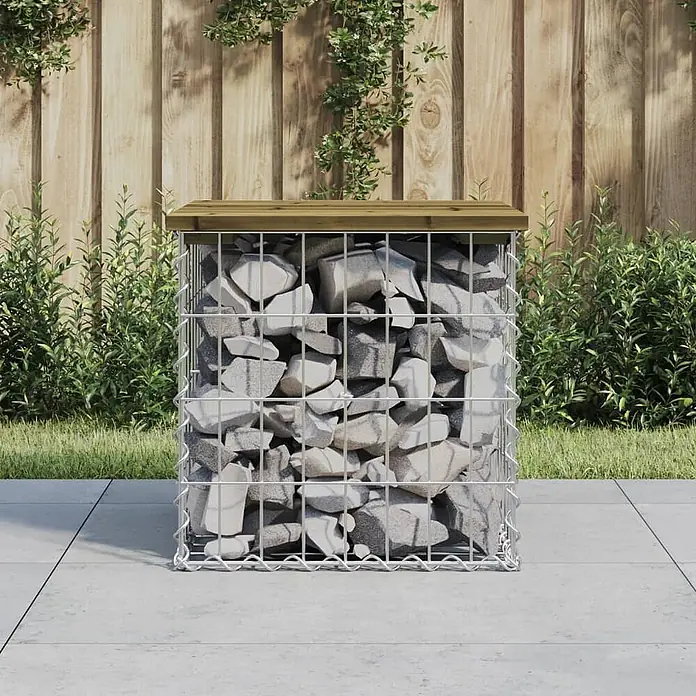 Furnicato Gartenbank Kiefernholz imprägniert - B x T x H: 43 x 44 x 42 cm, Imprägniertes Kiefernholz - Rechteckiger Gabionenkorb mit grauen Steinen und brauner Holzplatte, als Gartentisch auf einer Terrasse.