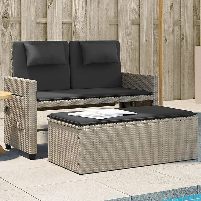 Furnicato Gartenbank - B x T x H: 58 x 58 x 83 cm, Hellgrau - Beige Rattan-Gartencouch und Aufbewahrungs-Ottomane mit dunkelgrauen Kissen auf einer Terrasse.