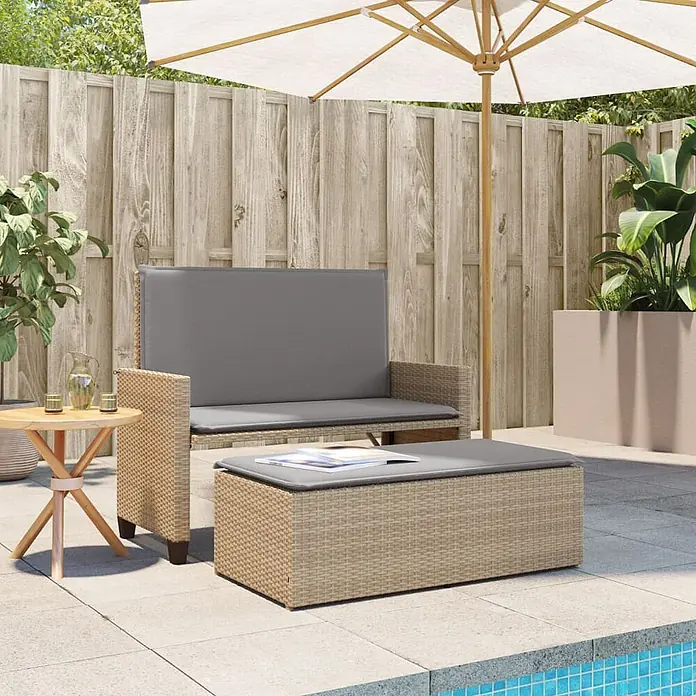 Furnicato Gartenbank PE-Rattan - B x T x H: 122 x 115 x 61,5 cm, Beige und Grau - Outdoor-Terrassenmöbelset: beigefarbene Rattanbank mit grauen Kissen, passender Couchtisch/Ottomane und kleiner Holznebentisch, auf gefliester Terrasse am Pool.