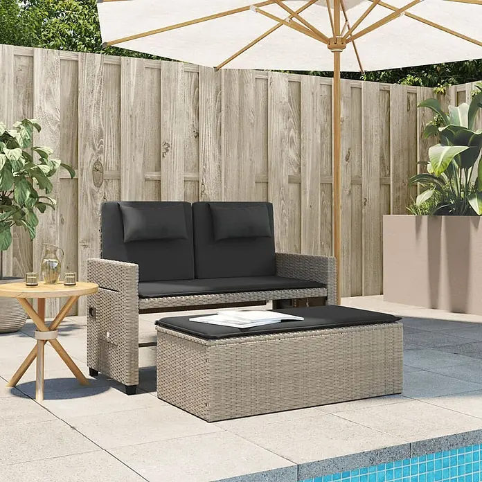 Furnicato Gartenbank - B x T x H: 58 x 58 x 83 cm, Hellgrau - Helles graues Polyrattan-Gartensofa mit schwarzen Kissen und passendem Couchtisch/Ottomane auf einer Terrasse.