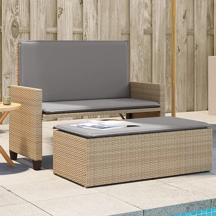 Furnicato Gartenbank PE-Rattan - B x T x H: 122 x 115 x 61,5 cm, Beige und Grau - Beige Rattan Outdoor-Sofa und passender Ottoman mit grauen Kissen auf einer Terrasse neben einem Pool.