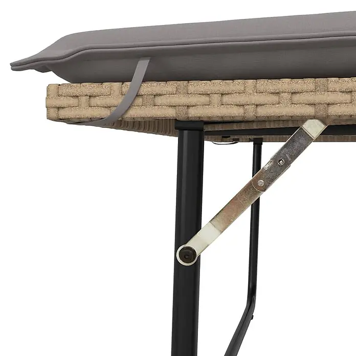 Furnicato Gartenbank PE-Rattan - B x T x H: 122 x 115 x 61,5 cm, Beige und Grau - Nahaufnahme einer klappbaren Rattanbank mit grauem Kissen, das mit einem Gurt befestigt ist. Mit schwarzen Metallbeinen und Klappmechanismus.