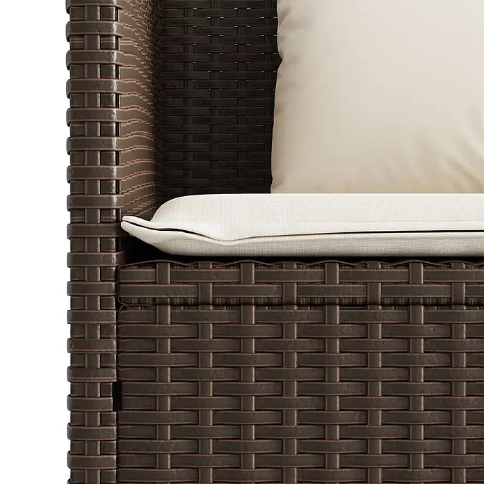 Furnicato Gartenbank - B x T x H: 113 x 61 x 87 cm, Braun - Detail eines braunen Rattan-Sessels mit cremefarbenen Kissen.