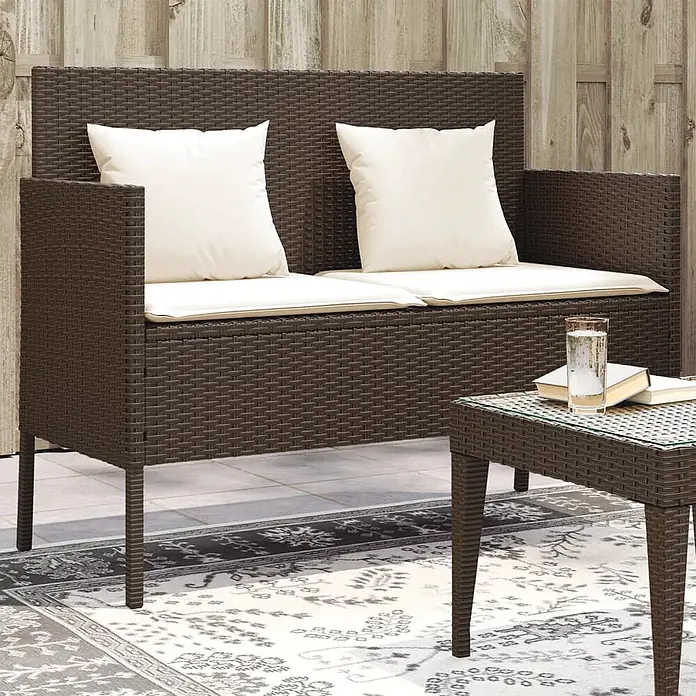 Furnicato Gartenbank PE-Rattan - B x T x H: 113 x 61 x 87 cm, Braun - Dunkelbraunes Rattan-Zweisitzer-Gartensofa mit cremefarbenen Kissen und passendem Couchtisch für den Außenbereich.