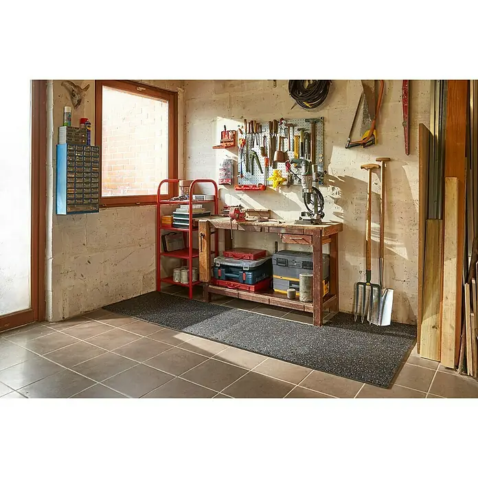 Mottez Estera antideslizante ensamblable B516VPRO - Negro, L x An: 62 x 62 cm - Vista de taller con banco de trabajo, herramientas y sistemas de almacenamiento, ideal para los aficionados al bricolaje.
