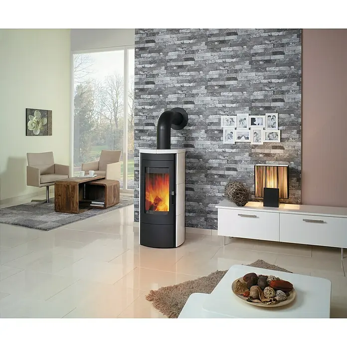 Hark Kaminofen Tiamo Ex - 6 kW, Raumheizvermögen: 165 m³, Material Verkleidung: Keramik, Creme/Weiß - Wohnzimmer mit modernem Kaminofen in Schwarz und Weiß, der Wärme und Stil in den Raum bringt.
