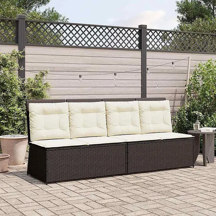 Furnicato Gartenbank - B x T x H: 95 x 108 x 95 cm, Braun - Lange braune Outdoor-Sofa aus Geflecht mit cremefarbenen Kissen, ideal für Terrasse oder Garten.