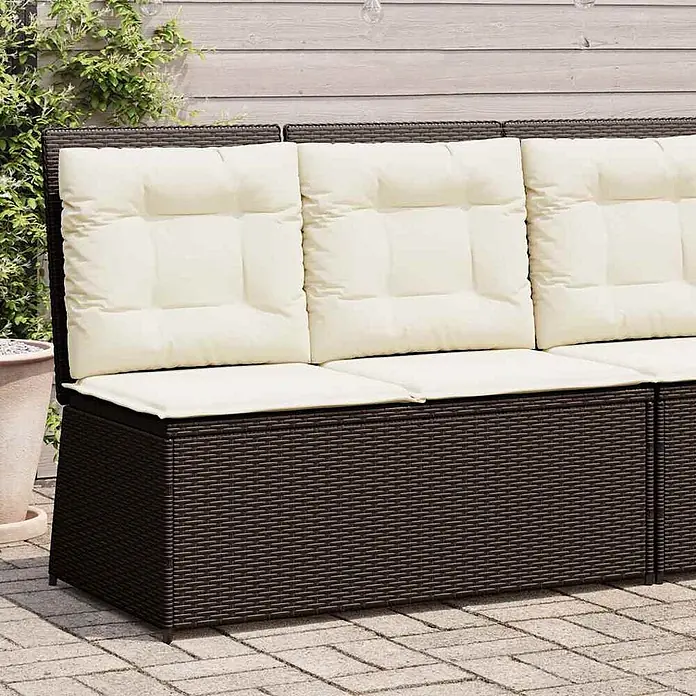 Furnicato Gartenbank - B x T x H: 95 x 108 x 95 cm, Braun - Dunkelbraunes Rattan-Gartensofa mit cremefarbenen Kissen auf einer Terrasse.