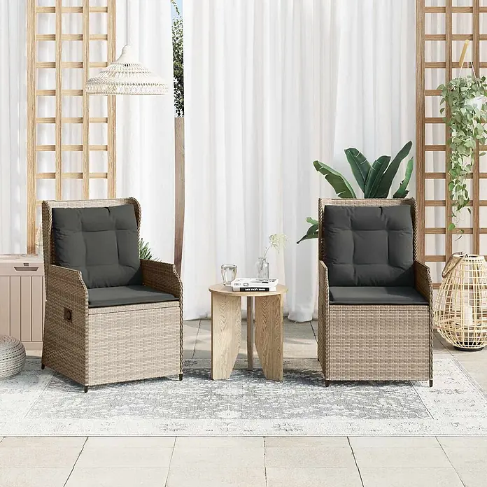 Furnicato Gartenbank Poly-Rattan - B x T x H: 55 x 55 x 95 cm, Hellgrau - Zwei Outdoor-Sessel mit dunkelgrauen Kissen und einem kleinen Holztisch. Die Sessel sind aus beigem Rattangeflecht.