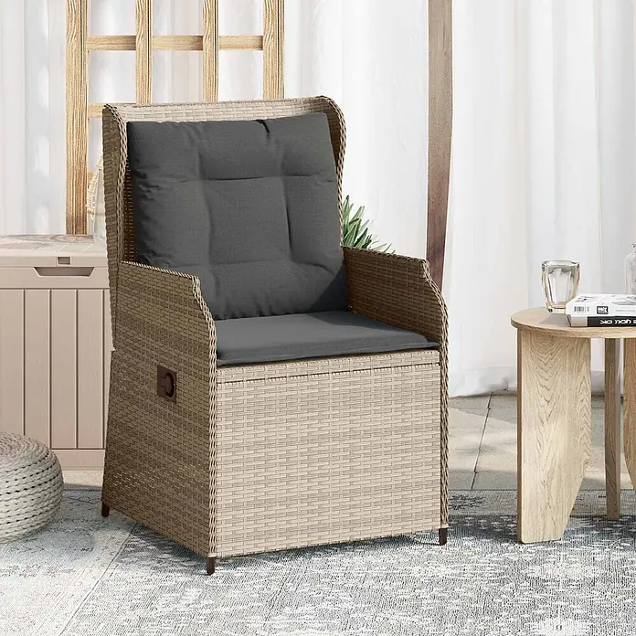 Furnicato Gartenbank Poly-Rattan - B x T x H: 55 x 55 x 95 cm, Hellgrau - Beiger Rattan-Gartensessel mit dunkelgrauen Kissen auf einer Terrasse.