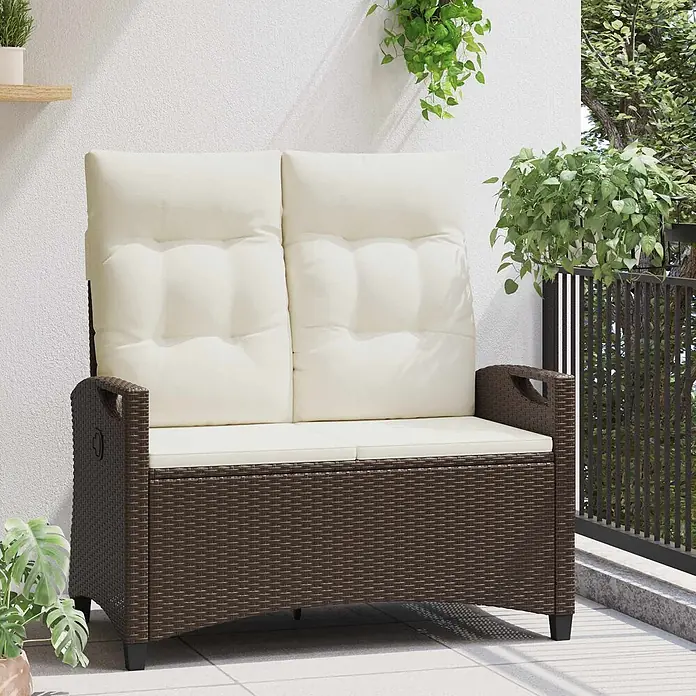 Furnicato Gartenbank pulverbeschichtet - B x T x H: 60 x 105 x 112 cm, Braun und Creme - Dunkelbraune Rattan-Gartenbank mit Stauraum und cremefarbenen Kissen auf einem Balkon.