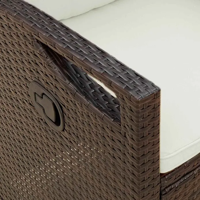 Furnicato Gartenbank pulverbeschichtet - B x T x H: 60 x 105 x 112 cm, Braun und Creme - Nahaufnahme eines dunkelbraunen Rattan-Geflechtstuhls mit cremefarbenem Kissen und seitlichem Griff.