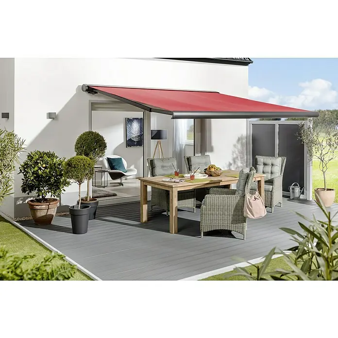 Kovalex WPC-Terrassendiele Exklusiv nach Maß510 x 14,5 x 2,6 cm, Steingrau, Mattiert - Terrasse mit roter Markise, Holztisch und Korbstühlen. Genießen Sie den Sonnenschutz und das stilvolle Ambiente im Freien.