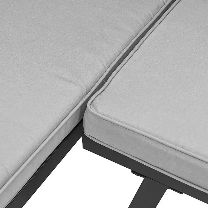Furnicato Gartenbank pulverbeschichtet - B x T x H: 118 x 63 x 78 cm, Taupe - Zwei graue Outdoor-Kissen mit Paspel auf einem schwarzen Metallrahmen.