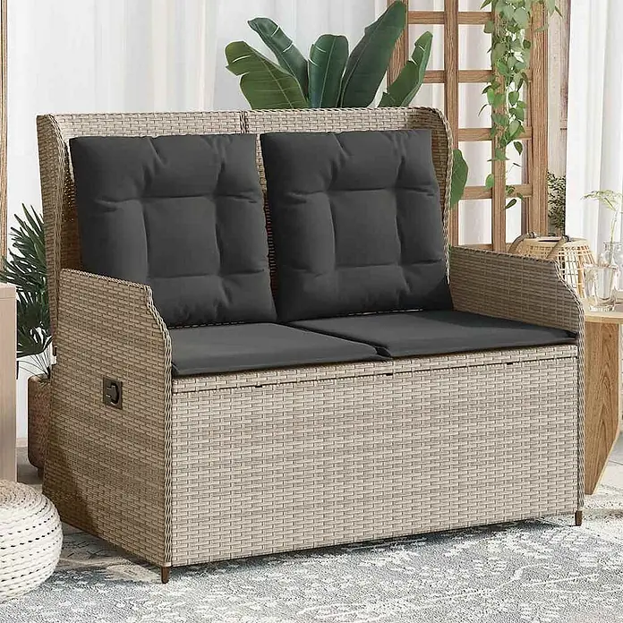Furnicato Gartenbank - B x T x H: 95 x 110 x 95 cm, Hellgrau - Beige Rattan-Zweisitzer-Sitzbank mit Stauraum und dunkelgrauen Kissen im Garten.