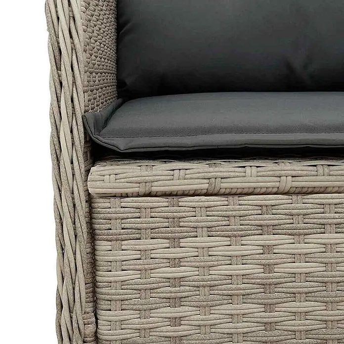 Furnicato Gartenbank - B x T x H: 95 x 110 x 95 cm, Hellgrau - Detail eines hellbeigen geflochtenen Korbsessels mit dunkelgrauen Sitz- und Rückenkissen.