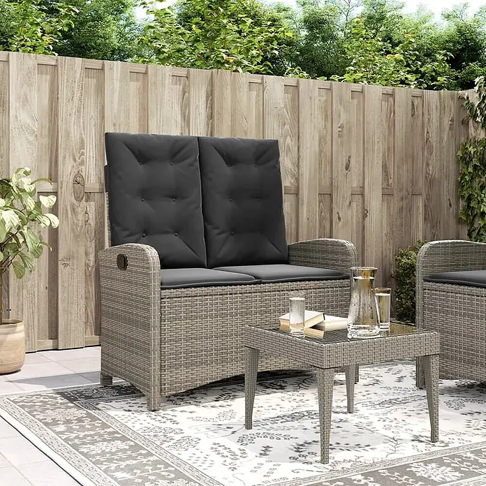 Furnicato Gartenbank - B x T x H: 59 x 86 x 93 cm, Grau - Graues Rattan-Gartenmöbelset mit dunklen Kissen auf einem Terrassenteppich, bestehend aus Sofa, Sessel und Couchtisch.