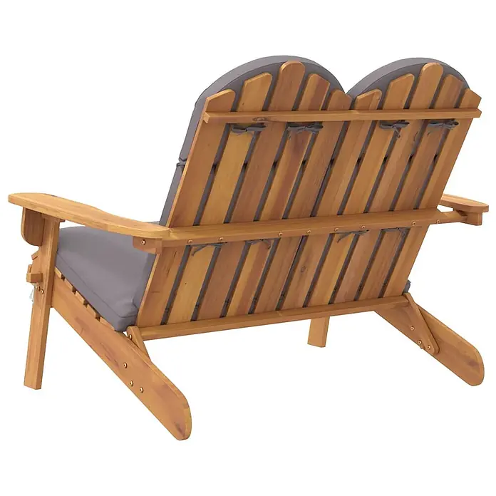 Furnicato Gartenbank Akazien-Massivholz geölt - B x T x H: 126 x 84 x 90 cm, Dunkelgrau - Zweisitzige Gartenbank aus Holz im Adirondack-Stil mit grauen Kissen, von hinten rechts gesehen.