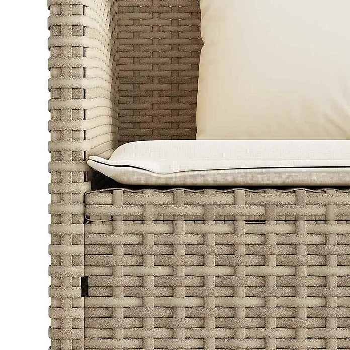 Furnicato Gartenbank PE-Rattan - B x T x H: 113 x 61 x 87 cm, Beige und Creme - Nahaufnahme eines hellbraunen Korbsessels mit cremefarbenen Sitz- und Rückenkissen.