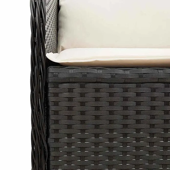 Furnicato Gartenbank - B x T x H: 67 x 110 x 95 cm, Schwarz - Nahaufnahme von dunkelbraunen Polyrattan-Gartenmöbeln mit cremefarbenem Kissen.