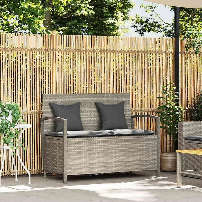 Furnicato Gartenbank PE-Rattan - B x T x H: 111 x 56 x 87 cm, Hellgrau und Dunkelgrau - Graue Rattan-Sitzbank mit Stauraum und dunklen Kissen auf einer Terrasse.