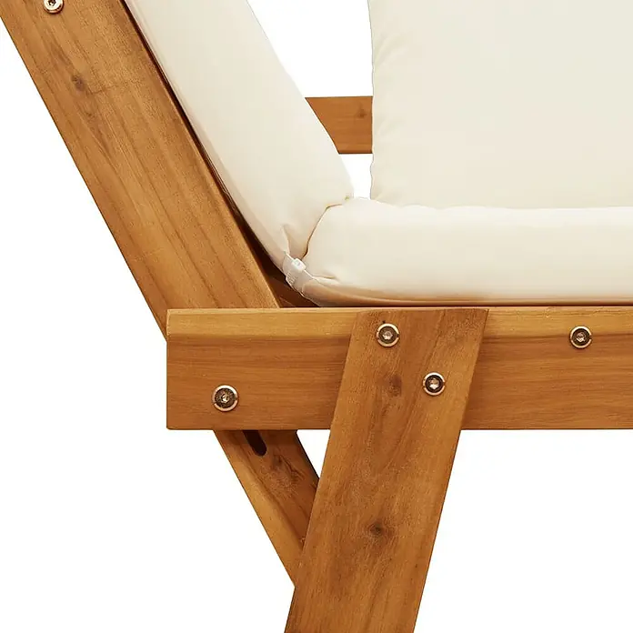 Furnicato Gartenbank Akazien-Massivholz geölt - B x T x H: 205 x 74 x 66 cm, Cremeweiß - Nahaufnahme eines braunen Holzstuhlgestells mit sichtbaren Befestigungen und einem cremefarbenen Kissen.