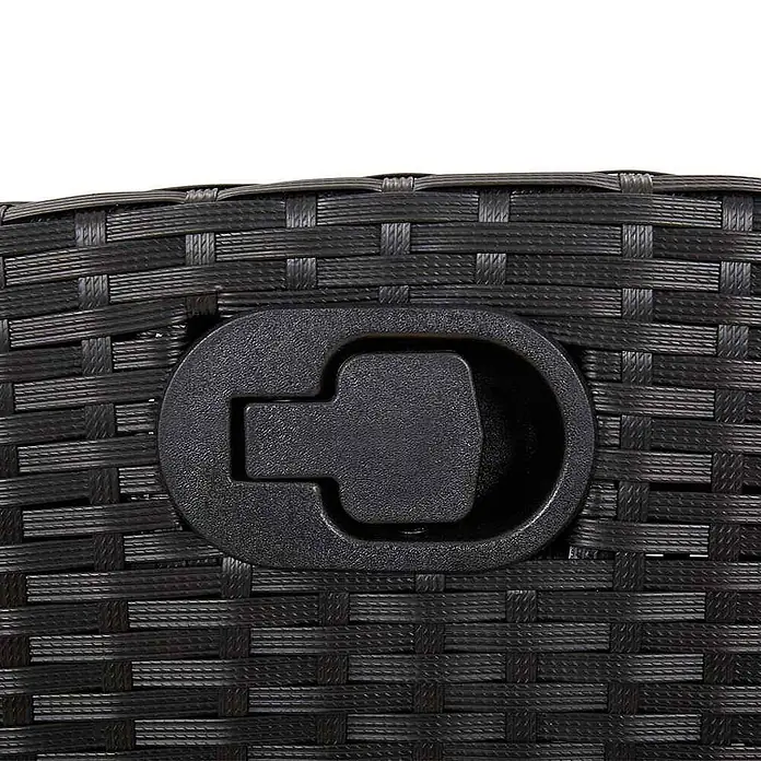 Furnicato Gartenbank - B x T x H: 66 x 90 x 93 cm, Schwarz und Creme - Nahaufnahme eines schwarzen Kunststoff-Verbindungsclips, eingebettet in eine schwarze geflochtene synthetische Rattan-Oberfläche.