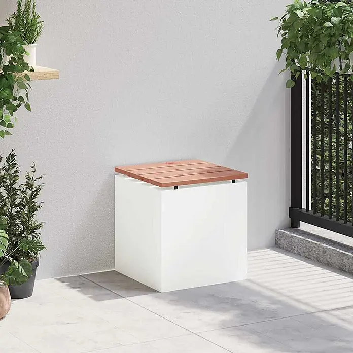 Furnicato Gartenbank Douglasienholz lackiert - B x T x H: 40 x 40 x 43 cm, Weiß - Weißer Outdoor-Stauraumwürfel mit Lattenrostdeckel, als Hocker auf einer Terrasse genutzt.